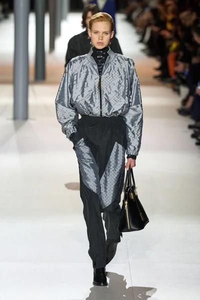Look 18